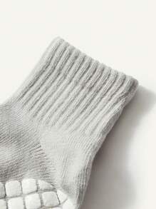 Cozy Pixies 3 pares de calcetines de bebé neutros en azul, blanco y gris con puntos antideslizantes, estilo básico para uso diario - Multicolor - Ver 4