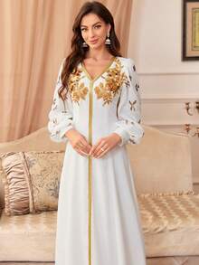 Vestito bianco lungo fino ai piedi con scollo a V, maniche lunghe e paillettes dorate in stile A-line