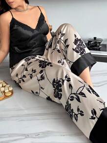 طقم بيجامة مطبوع بنمط زهري كتل اللون من القماش الأطلسي لأحجام كبيرة - الأسود - مشاهدة 4