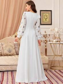 Vestito bianco lungo fino ai piedi con scollo a V, maniche lunghe e paillettes dorate in stile A-line