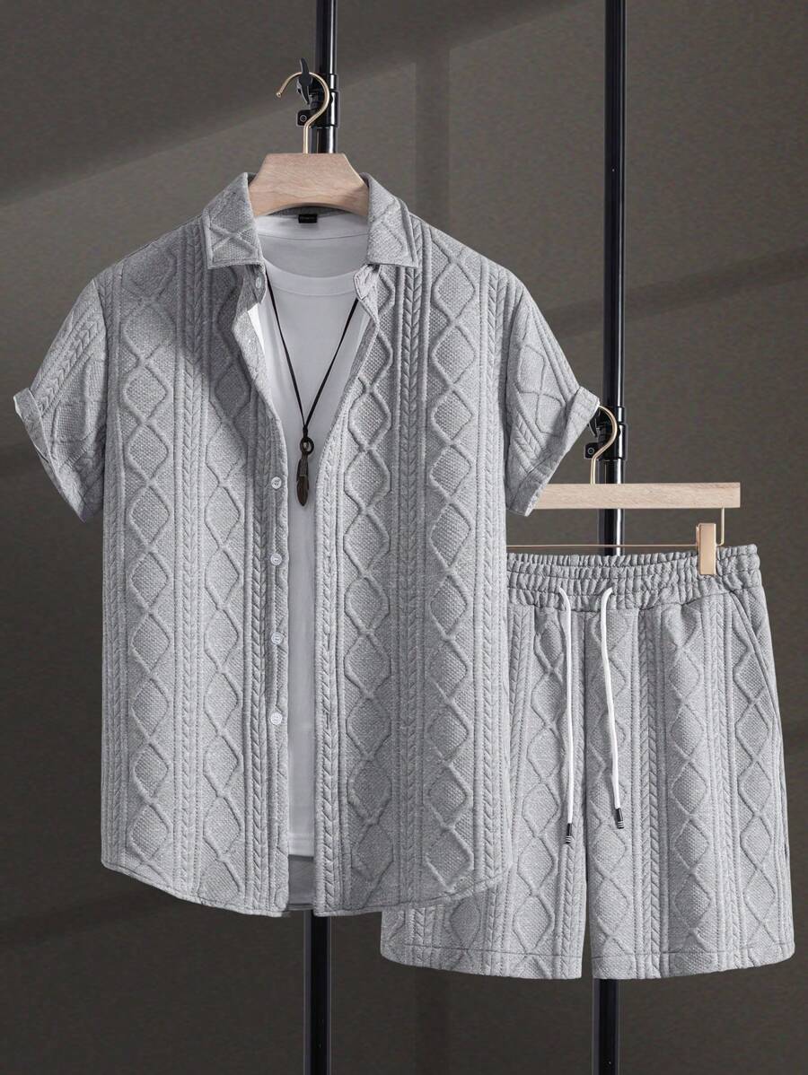 Manfinity Homme 男士度假休闲风，INS风短袖衬衫短裤套装，黑色底色，饰以向日葵提花和亮片设计，时尚百搭。弹性腰带提升穿着舒适度，尽显法式休闲浪漫风情。这套服装非常适合夏威夷海滩度假、音乐节以及日常穿着，是送给男友或老公的绝佳礼物。男士短袖衬衫套装，时尚夏季之选，男士短裤套装，男士两件套，男士短裤两件套 - 灰色 - 查看 1