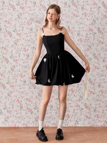 Aveloria Rosie Süßes elegantes Miu-Stil zufälliges 3D Schmetterling dekoriertes figurbetontes A-Linien Minikleid in Schwarz mit geraffter Taille - Schwarz - Übersicht 1