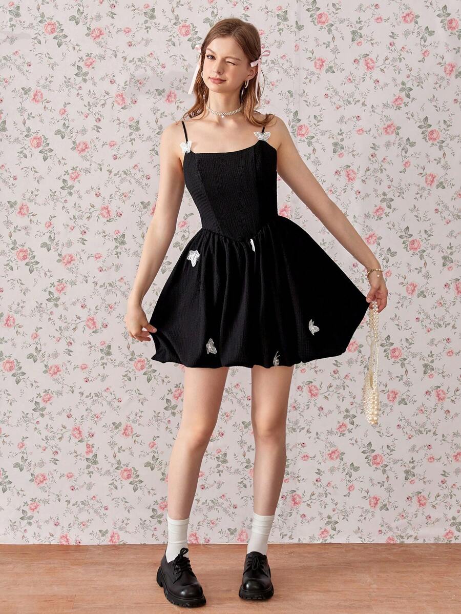 Aveloria Rosie Süßes elegantes Miu-Stil zufälliges 3D Schmetterling dekoriertes figurbetontes A-Linien Minikleid in Schwarz mit geraffter Taille - Schwarz - Übersicht 1