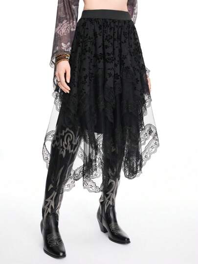 تنورة طويلة غامقة بطبقة من التطريز والشبك على الأطراف من قماش مخملي غير متماثل الهام للنساء