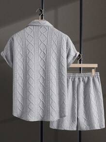 Manfinity Homme 男士度假休闲风，INS风短袖衬衫短裤套装，黑色底色，饰以向日葵提花和亮片设计，时尚百搭。弹性腰带提升穿着舒适度，尽显法式休闲浪漫风情。这套服装非常适合夏威夷海滩度假、音乐节以及日常穿着，是送给男友或老公的绝佳礼物。男士短袖衬衫套装，时尚夏季之选，男士短裤套装，男士两件套，男士短裤两件套 - 灰色 - 查看 2