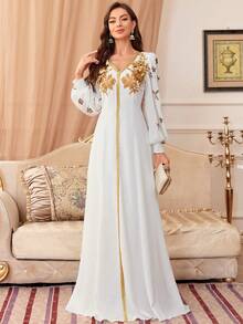 Vestito bianco lungo fino ai piedi con scollo a V, maniche lunghe e paillettes dorate in stile A-line