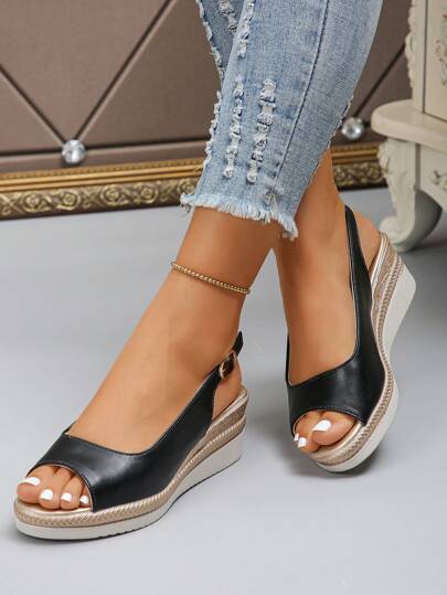 Nuovo arrivo estivo di sandali casual alla moda con zeppa, neri con apertura sul davanti in punta per donne mature