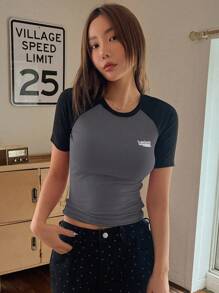 DAZY 女士短袖裹身花卉印花 T 恤，肩部镂空，夏季 - 深灰色 - 查看 4