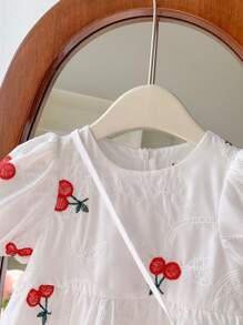 SHEIN LMoss Kids LMoss女婴可爱宝宝女孩卡通刺绣泡泡袖短袖宽松连衣裙配斜挎包套装夏季 - 白色 - 查看 3