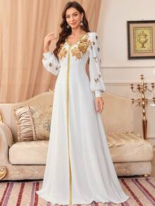 Vestito bianco lungo fino ai piedi con scollo a V, maniche lunghe e paillettes dorate in stile A-line