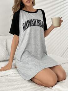 Camiseta de manga corta con estampado de letras y contraste de color de costura, y camisón de pijama