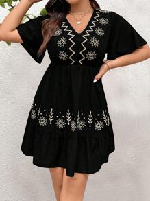 SHEIN Vestido bordado con escote en V, bajo con volantes y cintura entallada para tallas grandes en verano - Negro - Ver 3