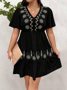 SHEIN Vestido bordado con escote en V, bajo con volantes y cintura entallada para tallas grandes en verano - Negro - Ver 4