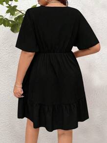 SHEIN Vestido bordado con escote en V, bajo con volantes y cintura entallada para tallas grandes en verano - Negro - Ver 2