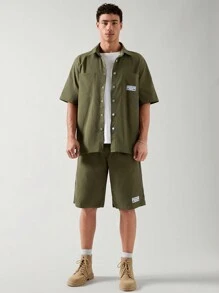 Manfinity VCAY Bộ áo sơ mi và quần đùi dệt thoi in chữ cái cho nam - xanh quân đội - Xem 3