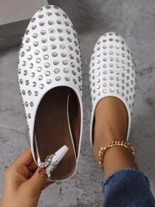Nuevos zapatos planos de mujer con punta redonda, elegantes, cómodos y a la moda, en color blanco, con adornos de diamantes de imitación y remaches. - Blanco - Ver 3