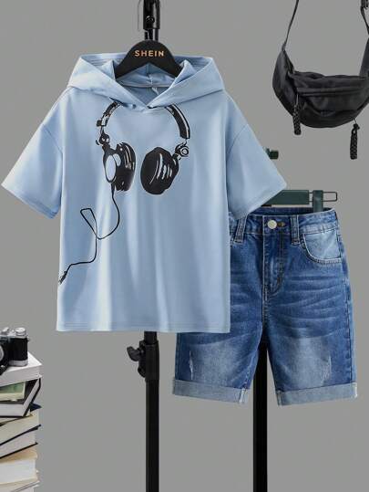 SHEIN 青少年男孩2入組休閒耳機印花短袖連帽T恤和切邊高彈性牛仔短褲套裝，適用於夏季裝扮