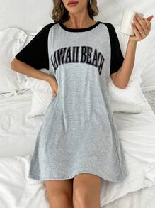 Camiseta de manga corta con estampado de letras y contraste de color de costura, y camisón de pijama