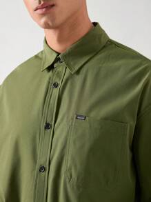 Manfinity VCAY 男式夏季短袖口袋紡織襯衫，寬鬆版型 - 軍綠色 - 查看 5