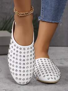 Nuevos zapatos planos de mujer con punta redonda, elegantes, cómodos y a la moda, en color blanco, con adornos de diamantes de imitación y remaches. - Blanco - Ver 6
