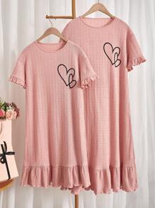 SHEIN Vestido de pijama rosa con estampado de corazones para mujer, cuello redondo, manga corta y dobladillo de volantes, 1 pieza de ropa para estar en casa