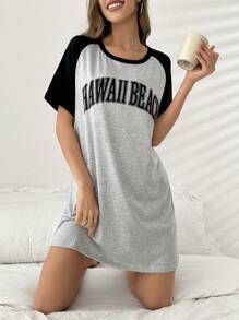 Camiseta de manga corta con estampado de letras y contraste de color de costura, y camisón de pijama