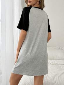 Camiseta de manga corta con estampado de letras y contraste de color de costura, y camisón de pijama