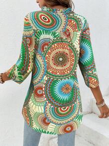 SHEIN LUNE Blusa larga con volantes y cuello en V para mujer con estampado de mandala - Verde - Ver 2