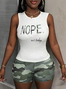 Slaydiva Conjunto de dos piezas para mujer con top blanco sin mangas con letras en inglés cortas y shorts ajustados con estampado de camuflaje con cuello redondo informal - C - Multicolor - Ver 3
