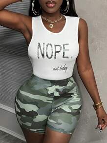 Slaydiva Conjunto de dos piezas para mujer con top blanco sin mangas con letras en inglés cortas y shorts ajustados con estampado de camuflaje con cuello redondo informal - C - Multicolor - Ver 1