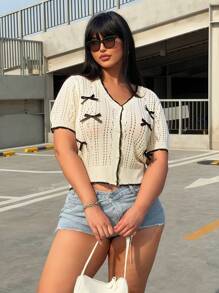 Flirla ملابس علوية كنزة قصيرة الأكمام مزينة بالزهور الصغيرة والفراشات المفرغة متاحة بمقاسات كبيرة الحجم