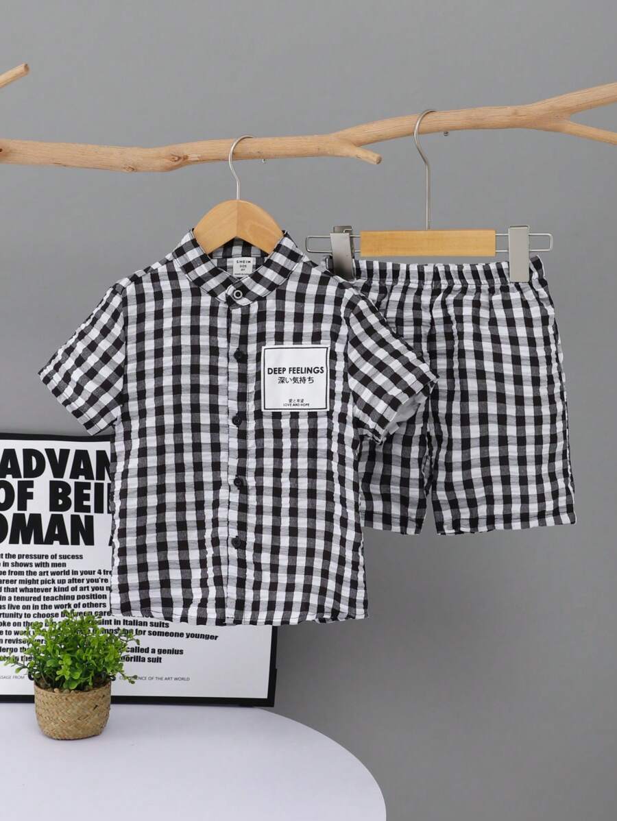 SHEIN 2入組少年休閒時尚簡約套裝,柔軟舒適面料,包括格紋短袖立領襯衫和一條短褲,適合日常、學校、旅遊、春季和夏季 - 黑與白 - 查看 1