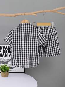 SHEIN 2入組少年休閒時尚簡約套裝,柔軟舒適面料,包括格紋短袖立領襯衫和一條短褲,適合日常、學校、旅遊、春季和夏季 - 黑與白 - 查看 2