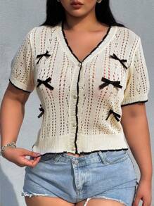 Flirla ملابس علوية كنزة قصيرة الأكمام مزينة بالزهور الصغيرة والفراشات المفرغة متاحة بمقاسات كبيرة الحجم