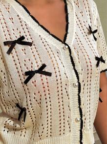 Flirla ملابس علوية كنزة قصيرة الأكمام مزينة بالزهور الصغيرة والفراشات المفرغة متاحة بمقاسات كبيرة الحجم