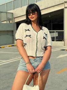 Flirla ملابس علوية كنزة قصيرة الأكمام مزينة بالزهور الصغيرة والفراشات المفرغة متاحة بمقاسات كبيرة الحجم