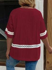 SHEIN LUNE 大尺碼純色圓領蕾絲拼接夏季休閒短袖上衣 - 酒紅色 - 查看 2