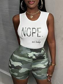 Slaydiva Conjunto de dos piezas para mujer con top blanco sin mangas con letras en inglés cortas y shorts ajustados con estampado de camuflaje con cuello redondo informal - C - Multicolor - Ver 7