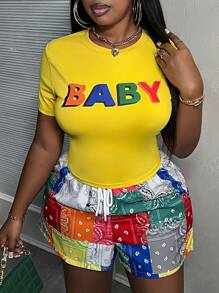 Slaydiva 大尺碼女士2入組街頭休閑適合短款上衣與緊身短褲套裝，以字母“Baby”和傳統花卉印花為特色，適用於春/夏季 - 黃色 - 查看 8