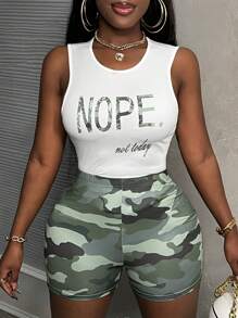 Slaydiva Conjunto de dos piezas para mujer con top blanco sin mangas con letras en inglés cortas y shorts ajustados con estampado de camuflaje con cuello redondo informal - C - Multicolor - Ver 5