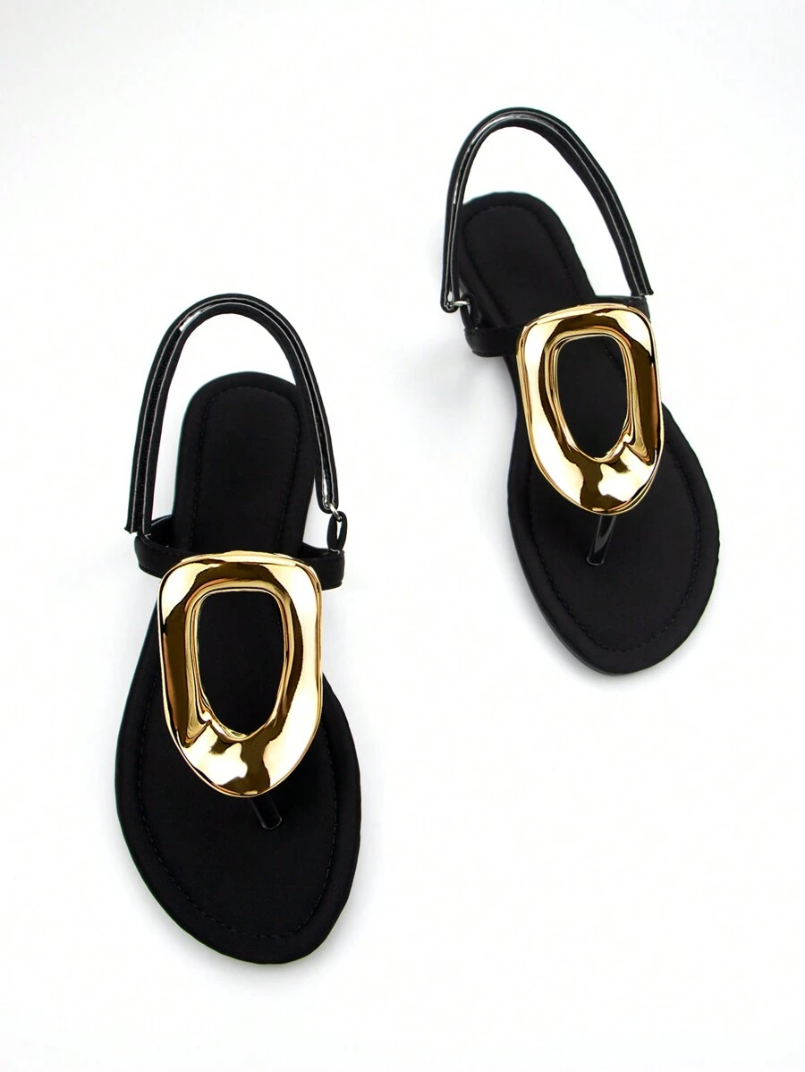 女士经典优雅款金色五金搭扣装饰黑色莱卡面料凉鞋，魔术贴和后跟带设计，方便穿脱，舒适的趾间分隔设计平底凉鞋