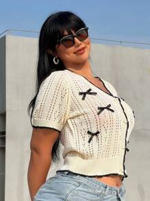 Flirla ملابس علوية كنزة قصيرة الأكمام مزينة بالزهور الصغيرة والفراشات المفرغة متاحة بمقاسات كبيرة الحجم