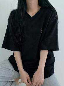 DAZY 女款夏季寬鬆V領熊印花T卹，落肩袖設計 - 黑色 - 查看 4