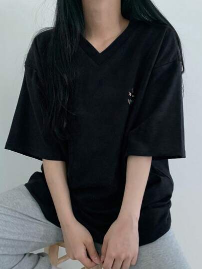 DAZY 女款夏季寬鬆V領熊印花T卹，落肩袖設計