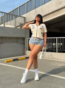 Flirla ملابس علوية كنزة قصيرة الأكمام مزينة بالزهور الصغيرة والفراشات المفرغة متاحة بمقاسات كبيرة الحجم