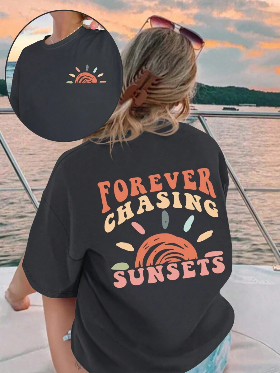 大码女式夏季宽松圆领 T 恤，带口号印花和落肩 FOREVER CHASING SUNSETS 图案 T 恤女式上衣 - 深灰色 - 查看 1