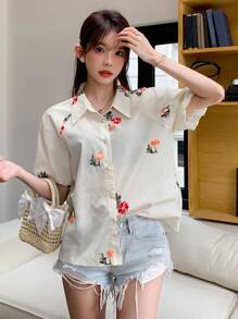 DAZY Blusa corta da donna con bottoni anteriori e ricamo floreale, manica corta, crop top estivo