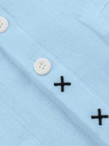 Männliches Hemd Mit Langen Ärmeln Und Stickerei Auf Der Brust