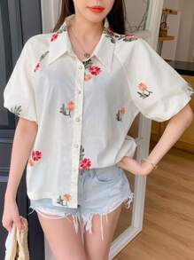 DAZY Blusa corta da donna con bottoni anteriori e ricamo floreale, manica corta, crop top estivo