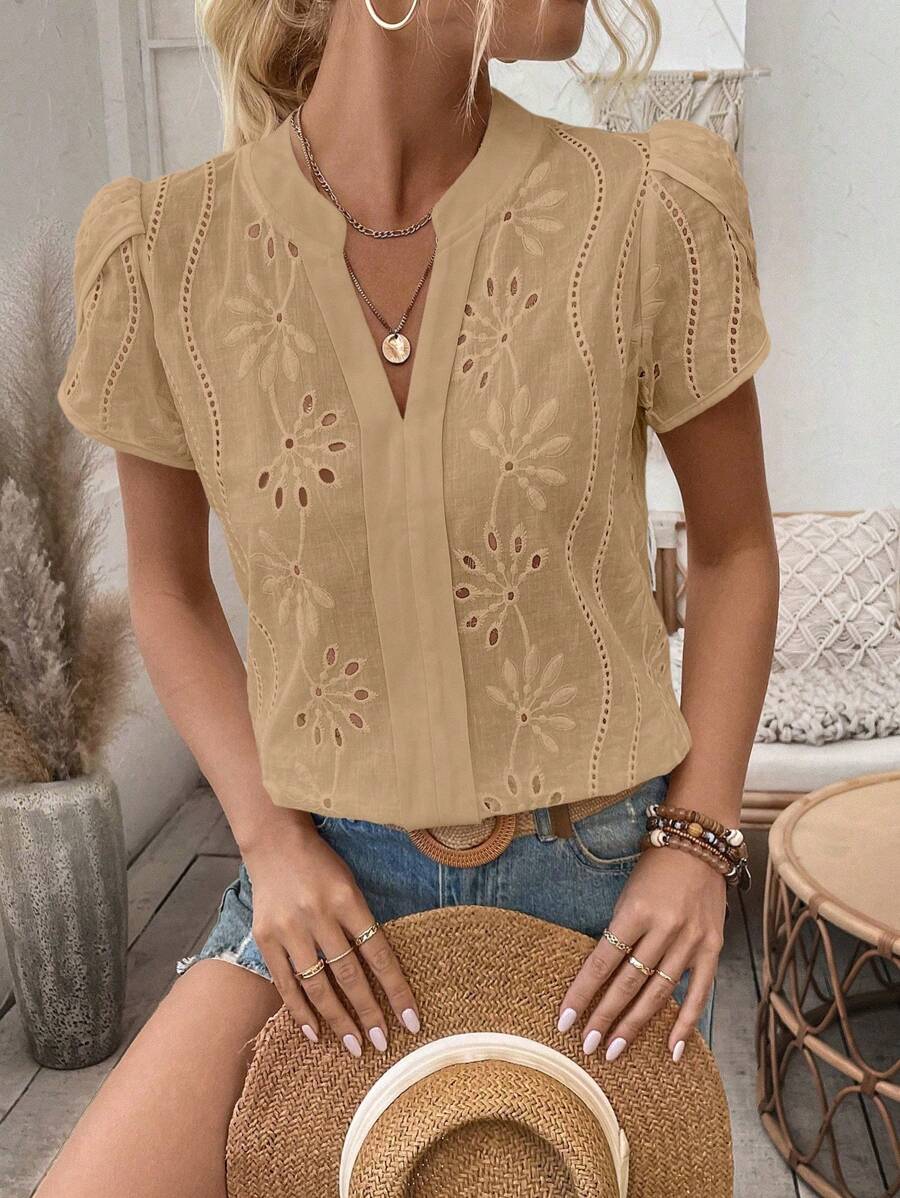 EMERY ROSE 度假风格纯色镂空刺绣缺口领花瓣袖衬衫，短袖上衣